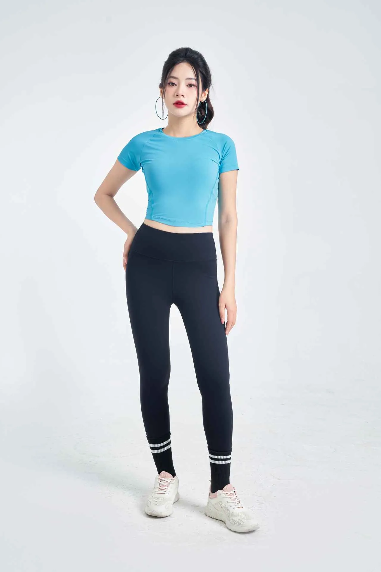 Áo ngắn tay raglan cổ tròn sát dáng croptop màu xanh dương