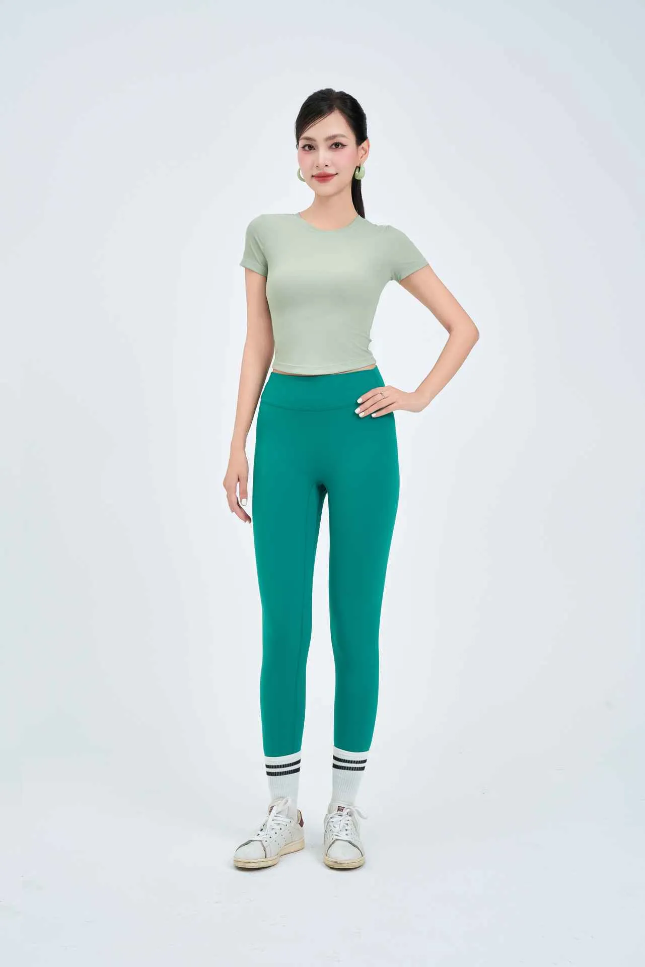 Áo tăm ngắn tay cổ tròn sát dáng croptop