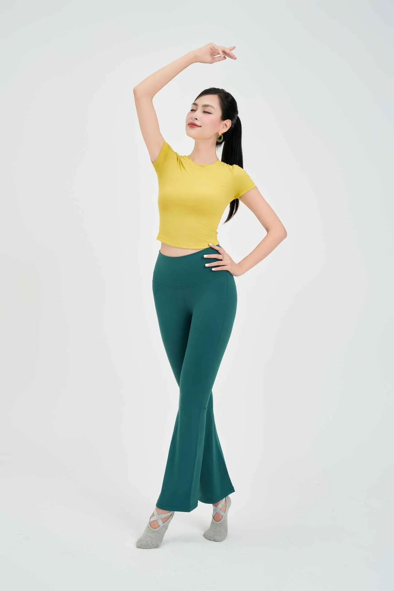 Áo tăm ngắn tay cổ tròn sát dáng croptop