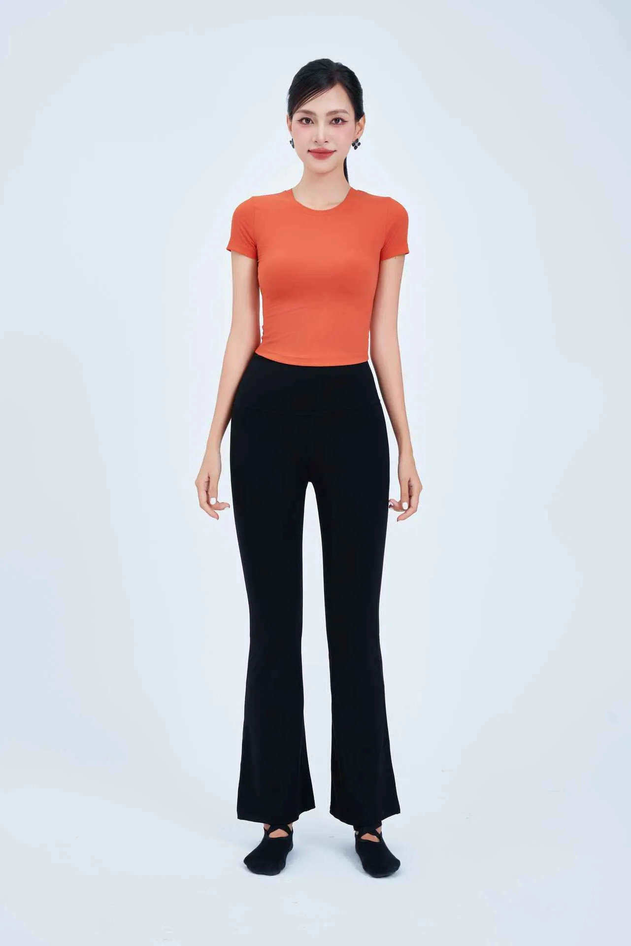 Áo tăm ngắn tay cổ tròn sát dáng croptop