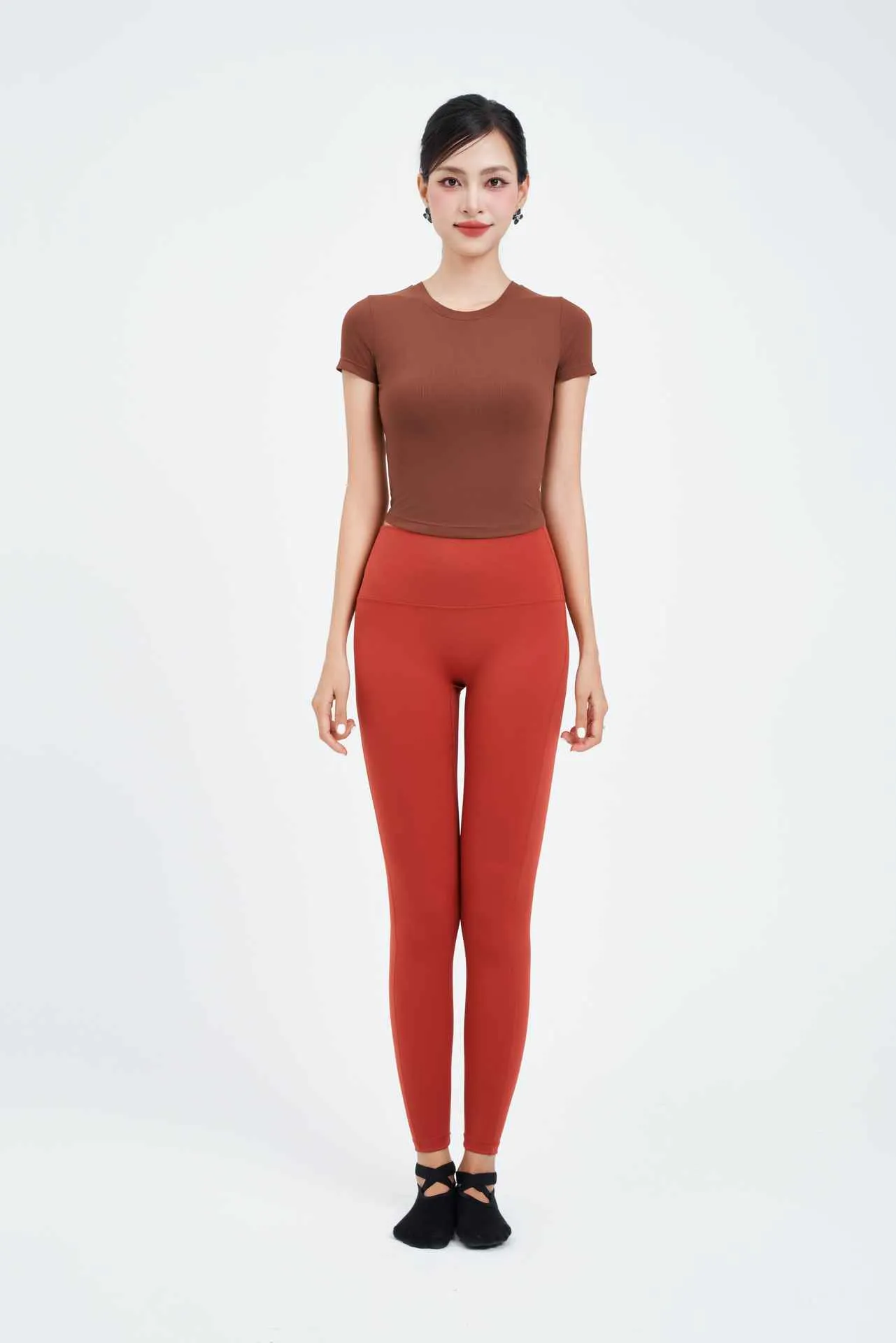 Áo tăm ngắn tay cổ tròn sát dáng croptop