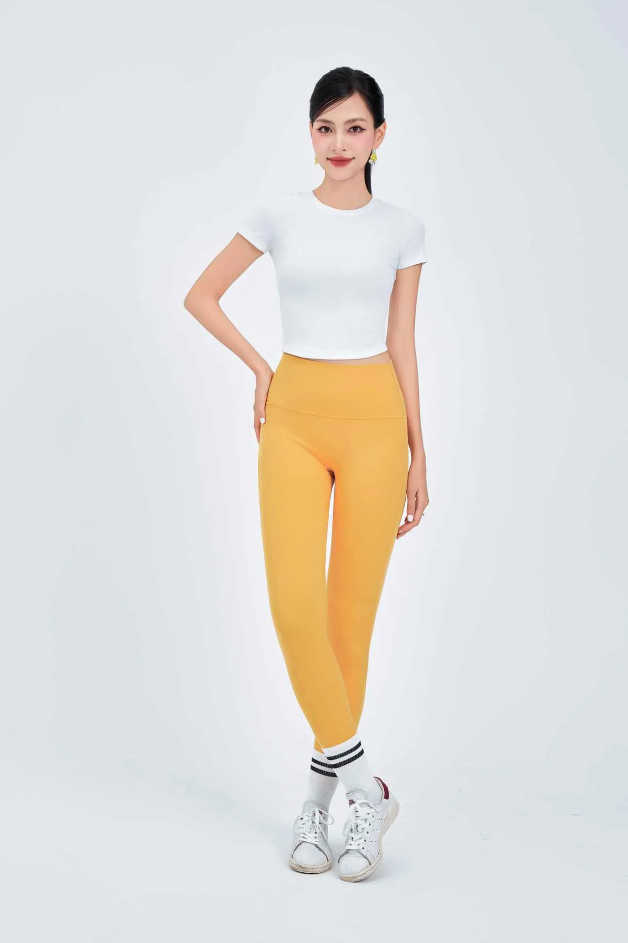 Áo tăm ngắn tay cổ tròn sát dáng croptop